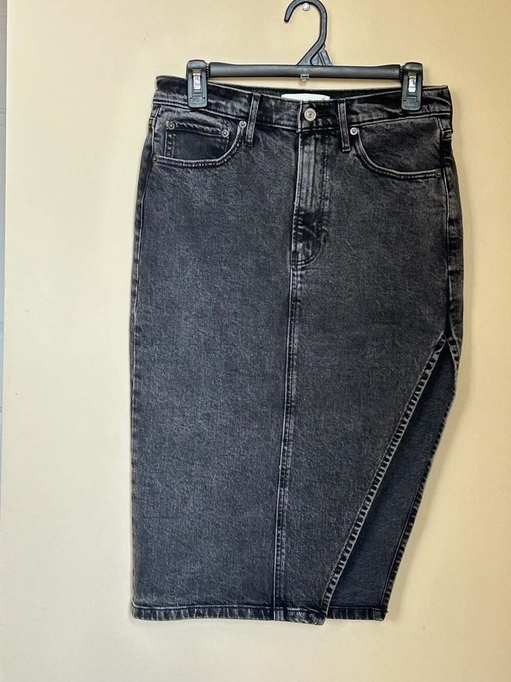 Abercrombie & Fitch Low Rise Black Denim Midi Skirt with Front Slit Size 27